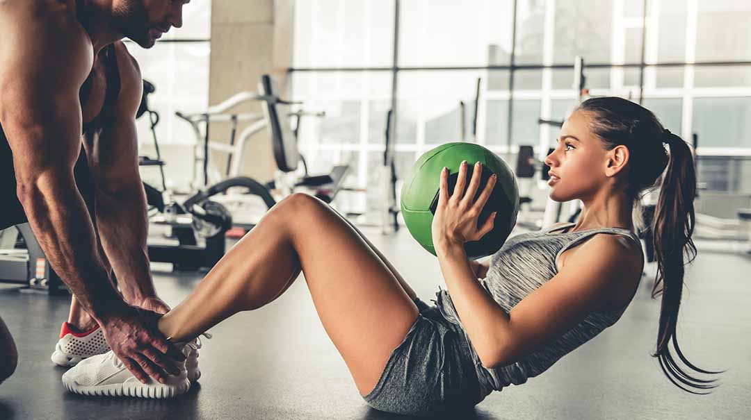 Top 3 exerciții video pentru reducerea durerilor cauzate de cifoză